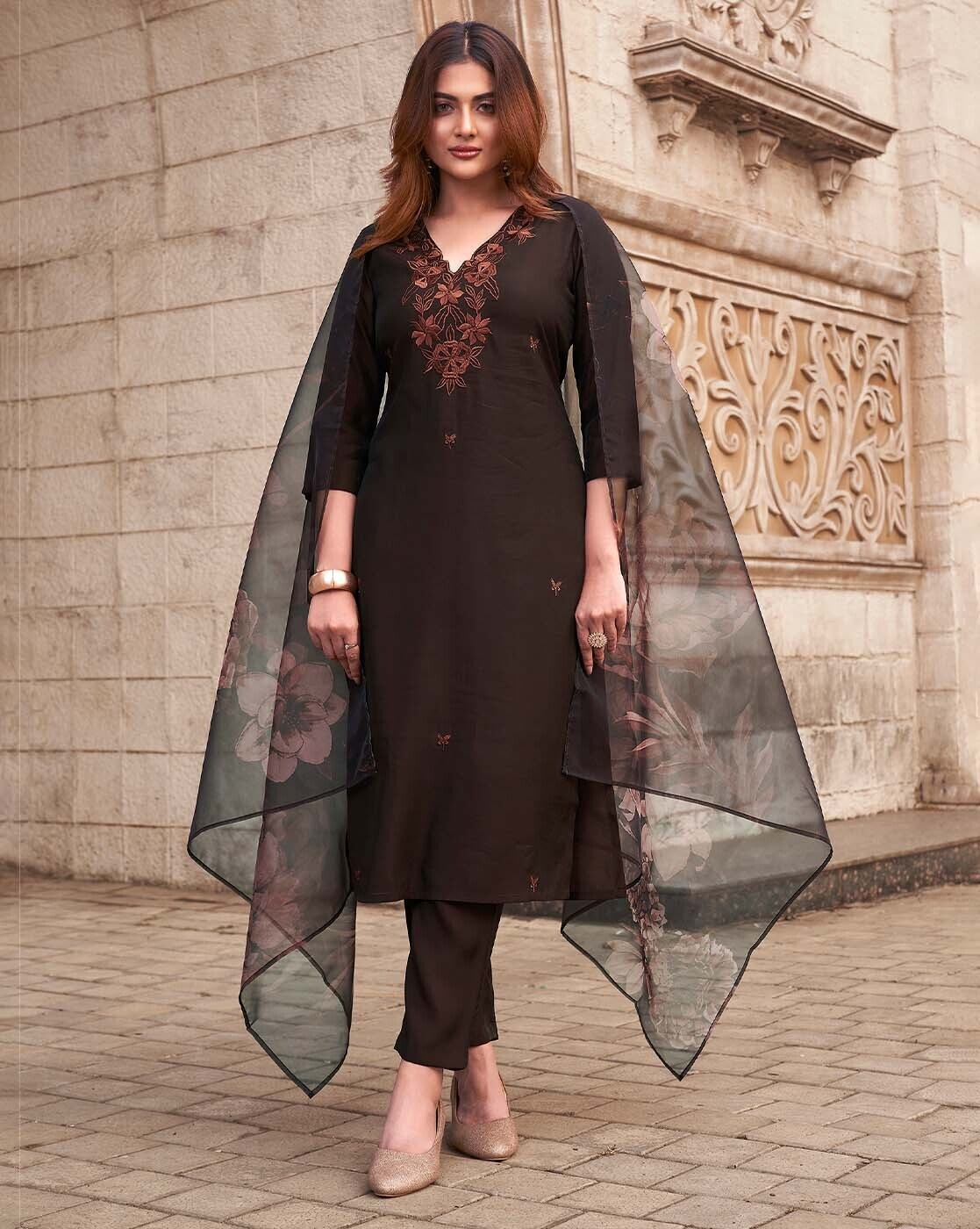 Aromie Black Floral Embroidered Kurta Set for Women