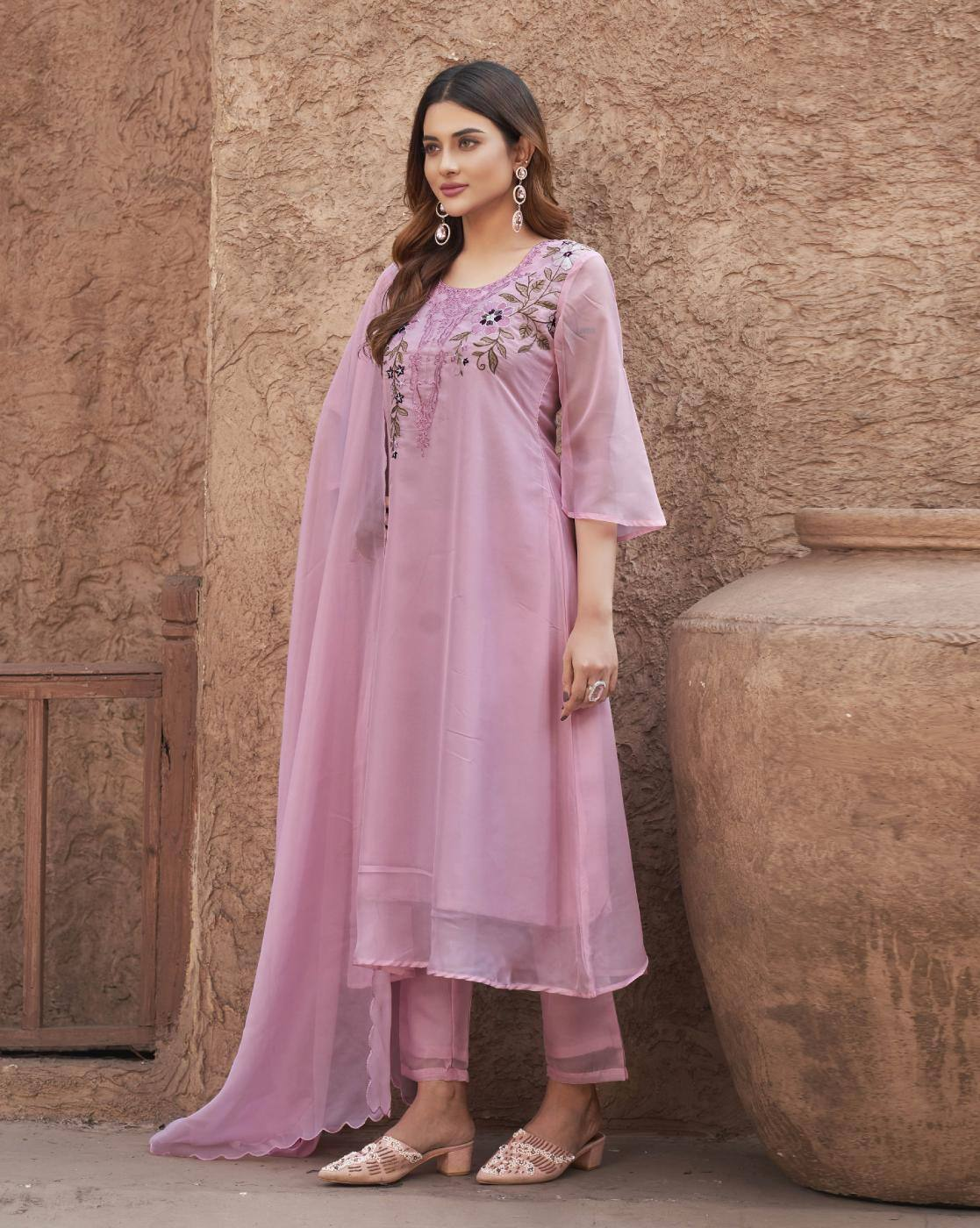 aromie three piece kurtha dusty pink Anarkali Kurta Set Canada with floral embroidery sheer dupatta and tapered pants