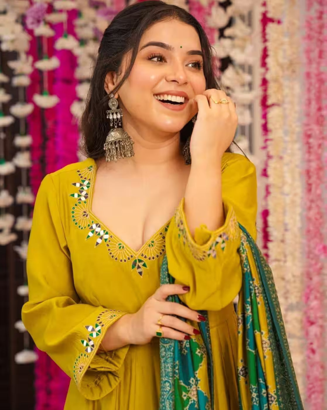 Aromie model showcasing maroon embroidered kurta set three piece kurtha with green dupatta and silver jhumkas