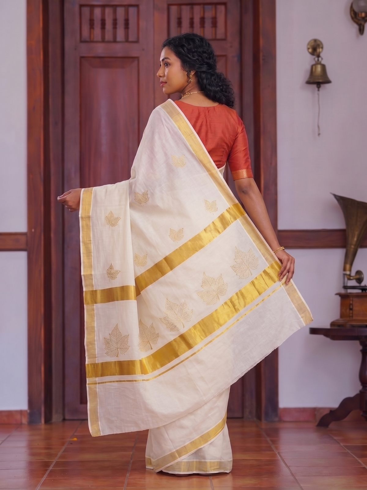 AROMIE Onam Saree — White, Elegant Festival Attire