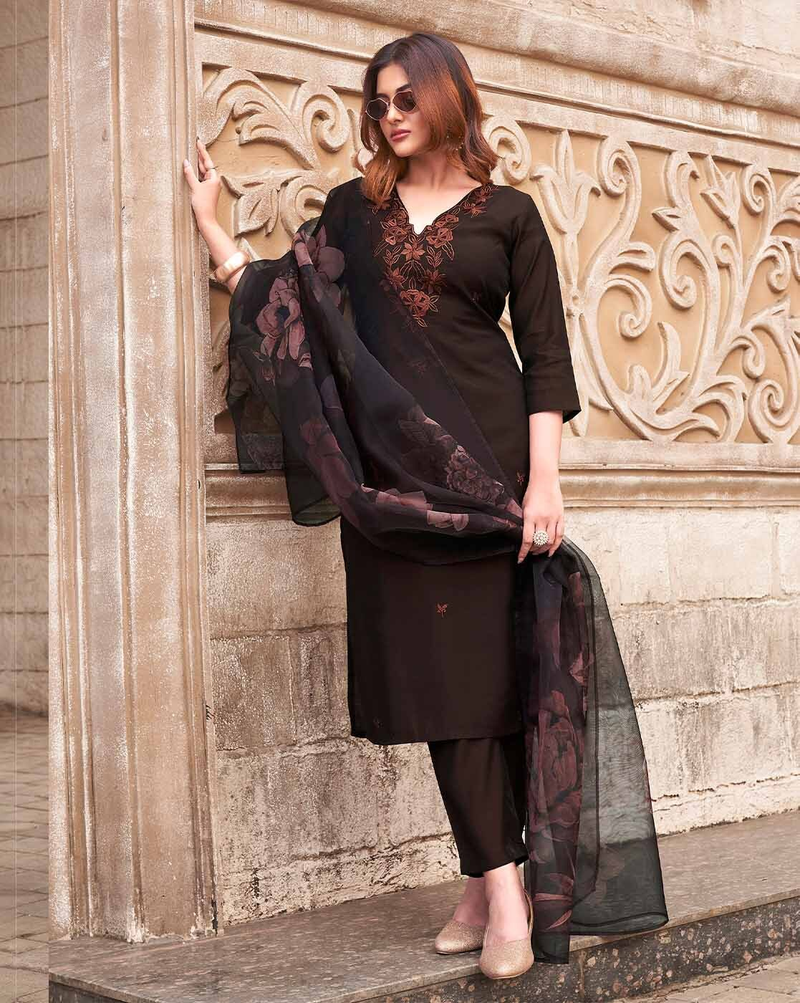 Stylish Black Floral Embroidered Kurta Set with Elegant Design and Flowing Dupatta