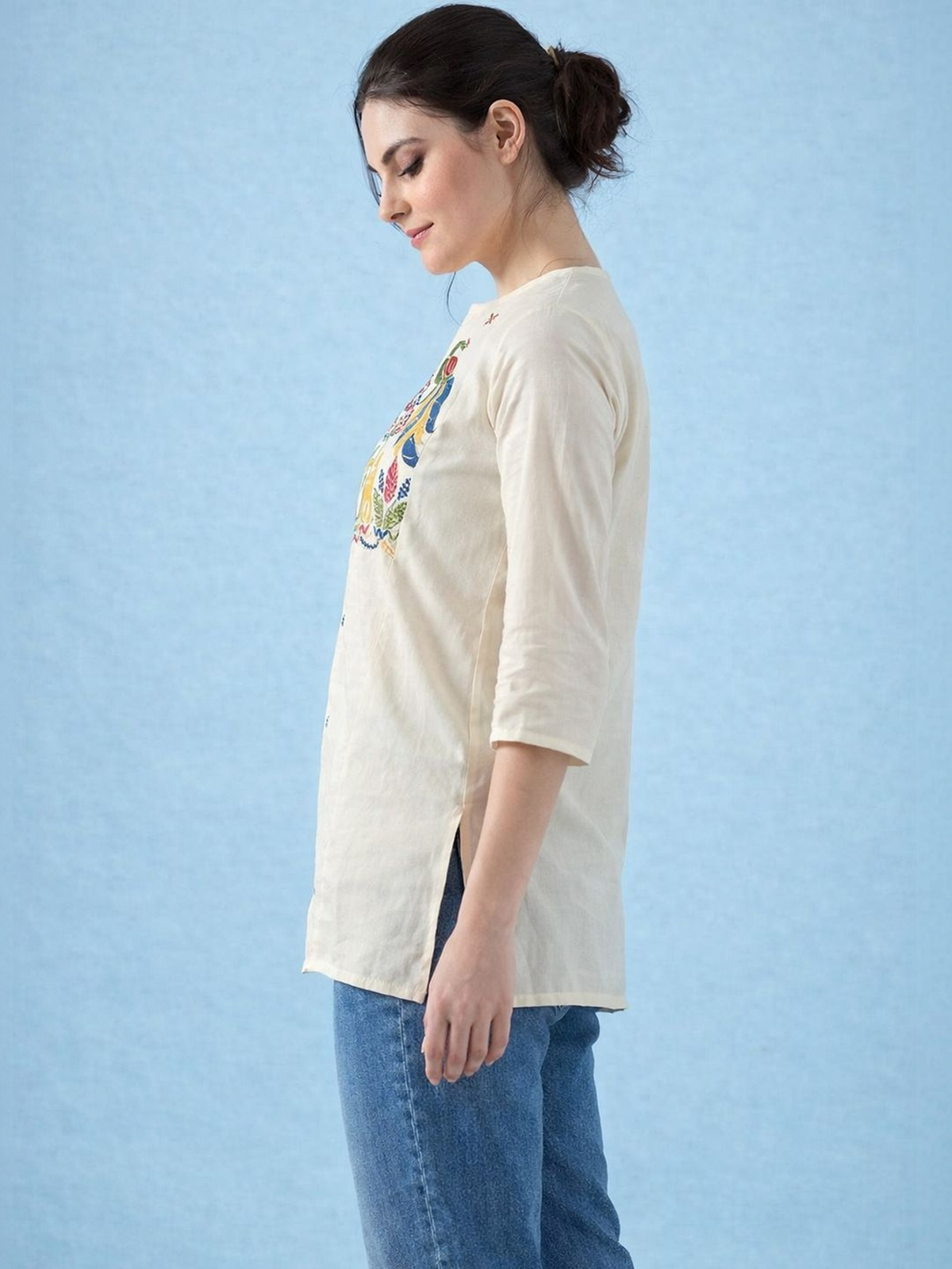 Women’s Off-White Chikankari Cotton Kurti AROMIE.STORE