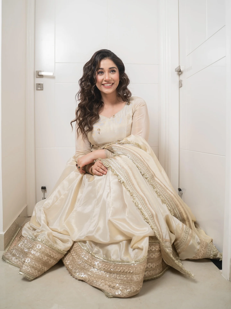 Chinon embroidered kurta set Canada in cream with detailed embroidery, perfect for festive occasions