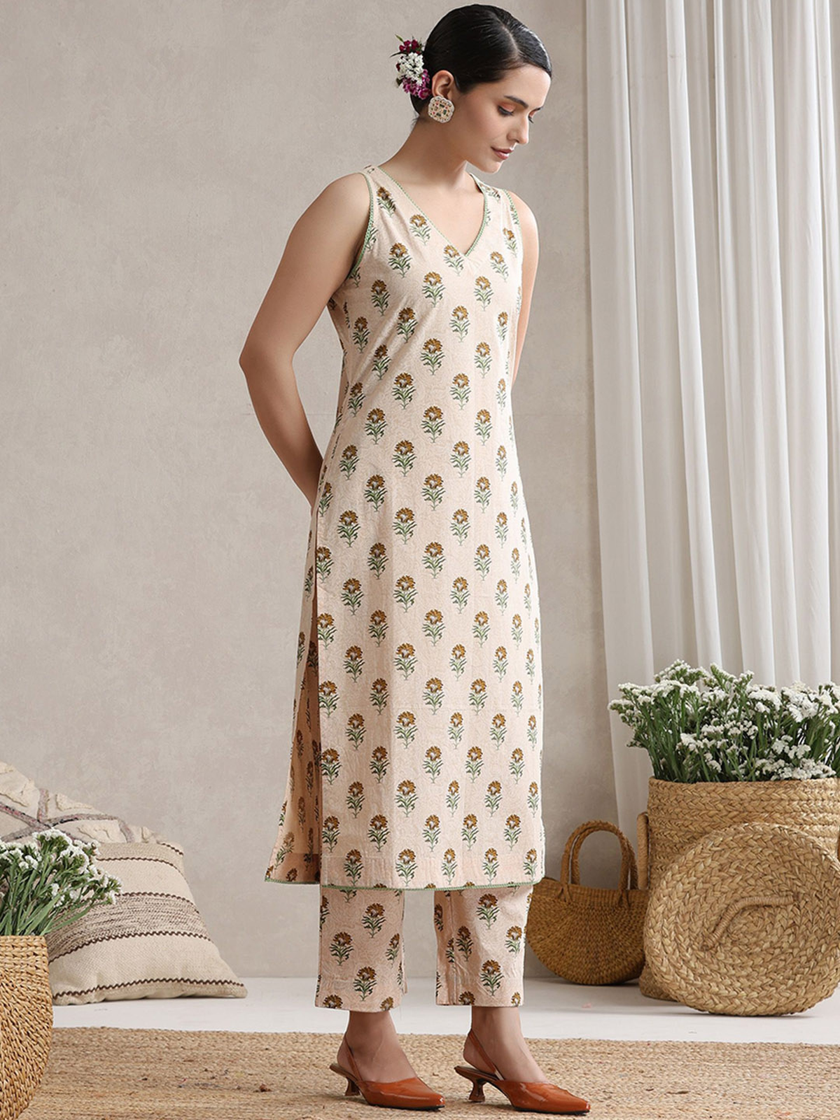 Aromie three piece viscose embellished kurta set sleeveless V neck printed straight kurta with matching cropped pants