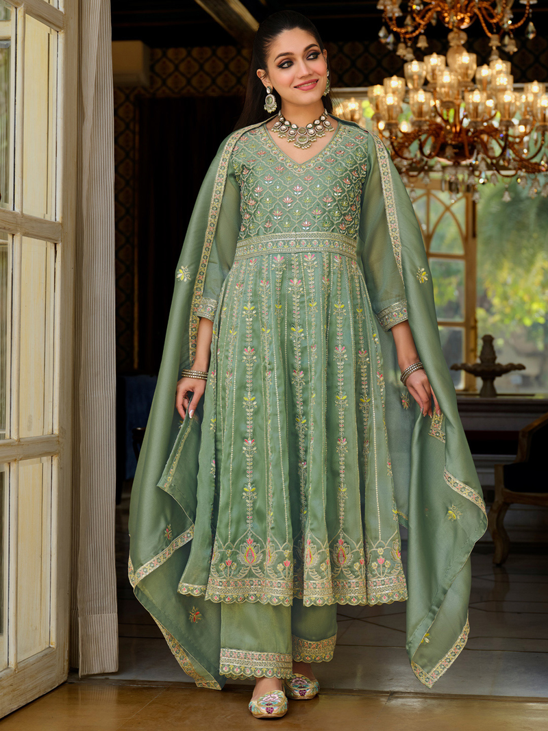 Elegant green floral print kurta set Canada, made from lightweight fabric, perfect for festive occasions.