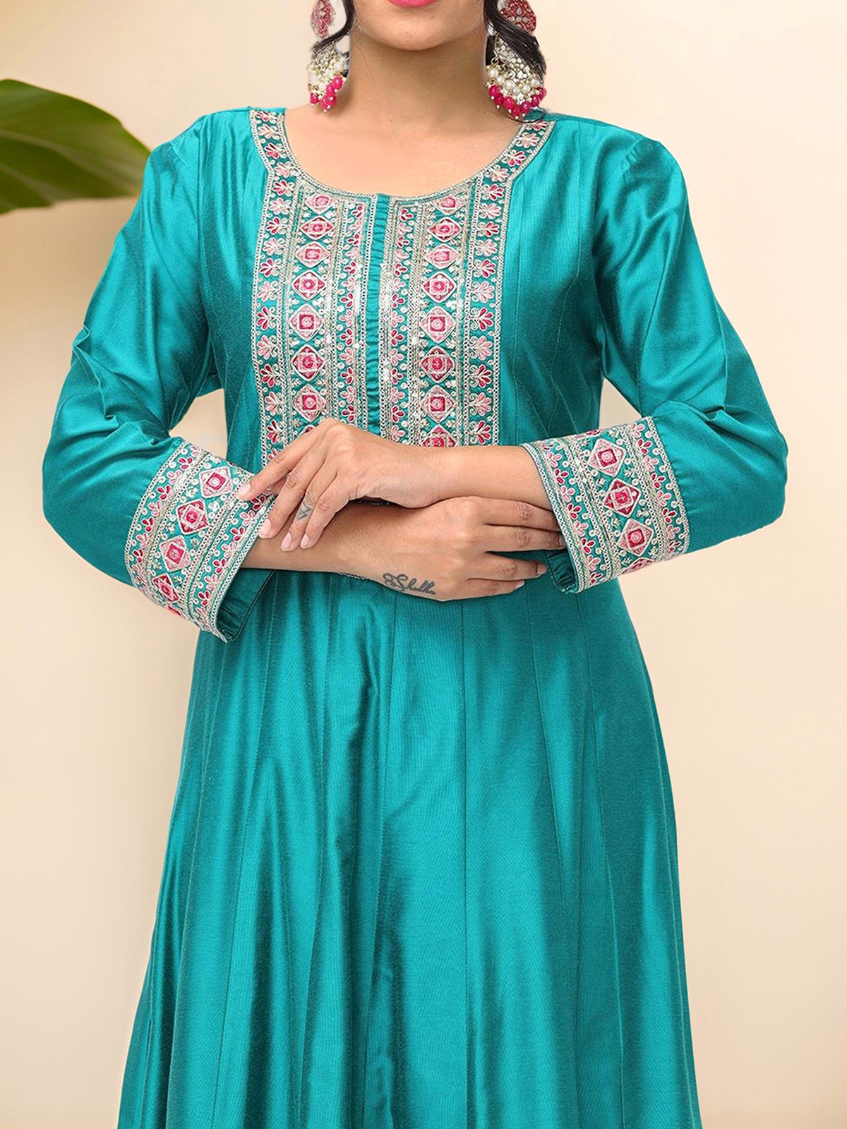 Aromie floral printed kurta Canada in teal with intricate embroidery on sleeves and neckline