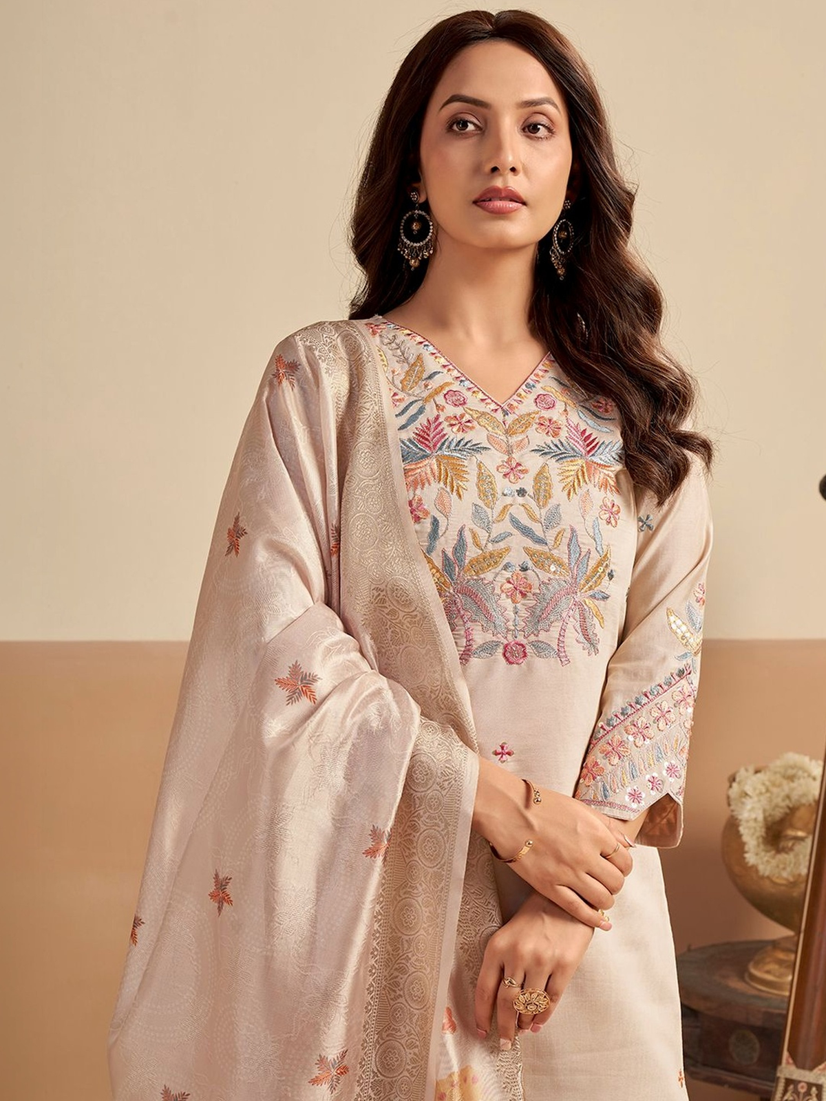 Off white embroidered kurta set Canada made of lightweight fabric, perfect for festive occasions and weddings