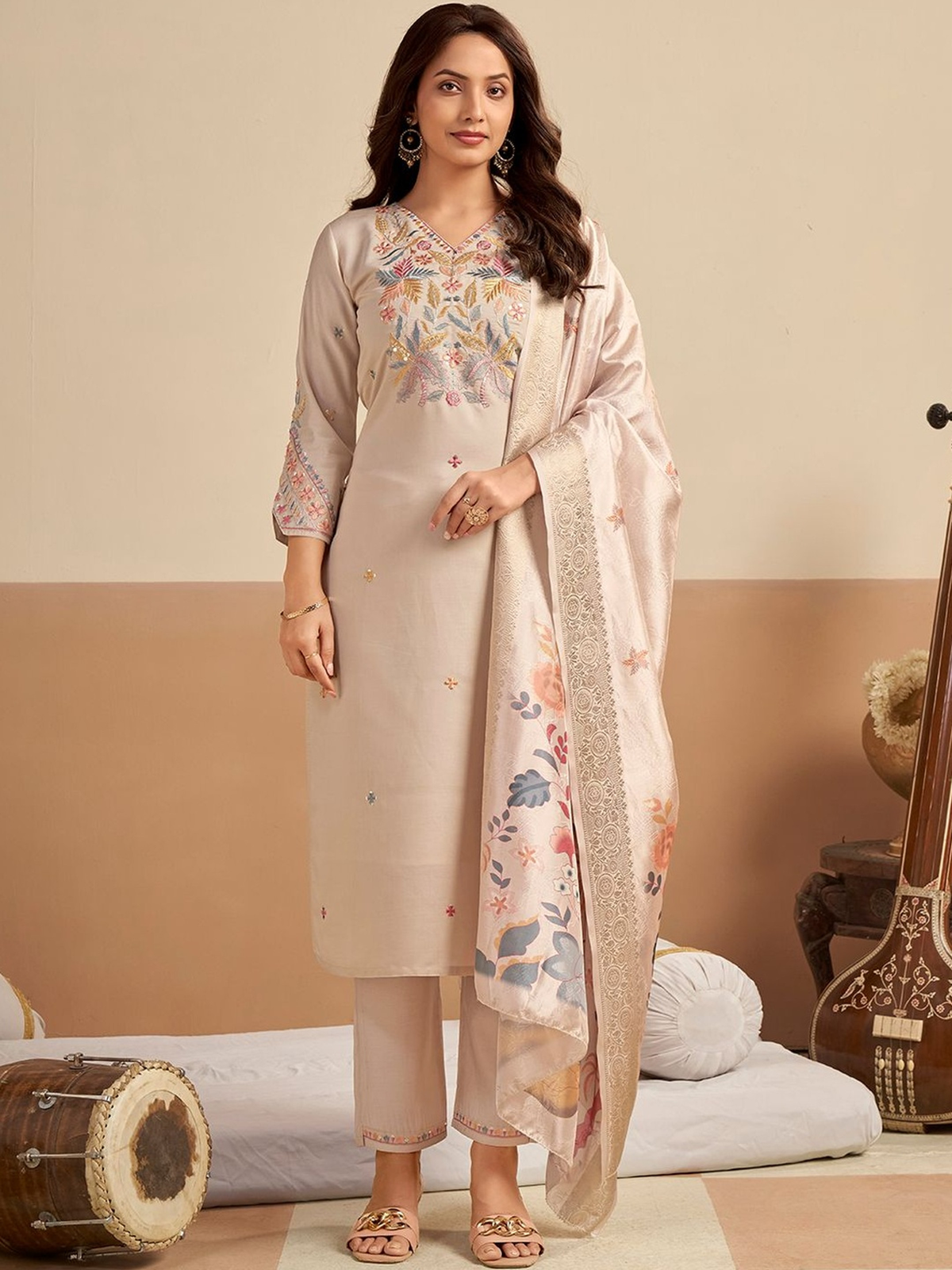 Off white embroidered kurta set Canada featuring floral designs, suitable for festive occasions