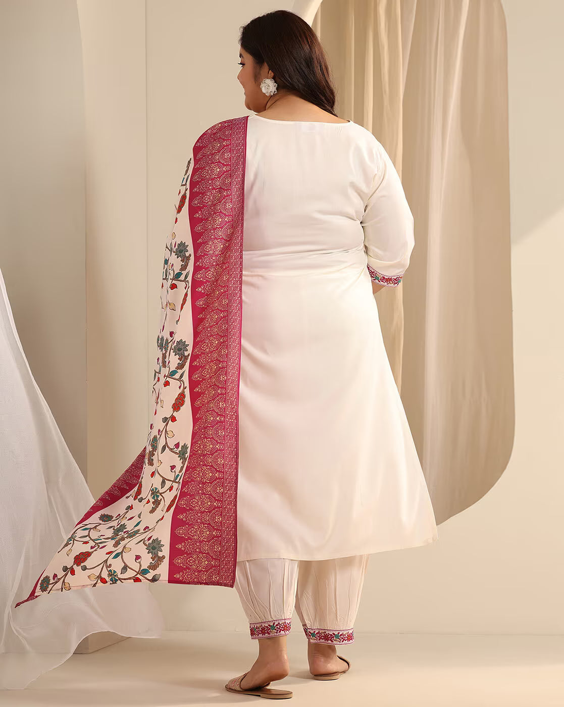 Elegant plus size floral kurta set Canada featuring a long kurta and embellished dupatta